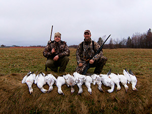 Chasseurs avec leur récolte de la journée. 