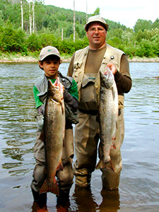 Pêche au saumon dans La Matapédia - Régis Landry et son fils William. 
